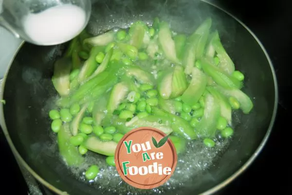 Fried soybean seeds with towel gourd