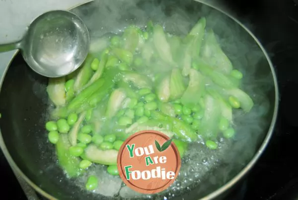 Fried soybean seeds with towel gourd