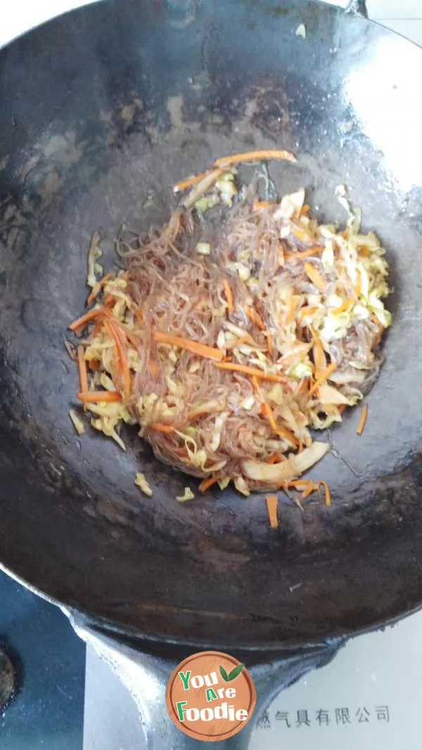 Stir fried vermicelli with cabbage