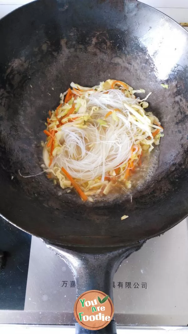 Stir fried vermicelli with cabbage