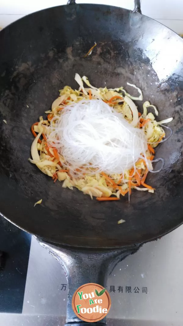 Stir fried vermicelli with cabbage