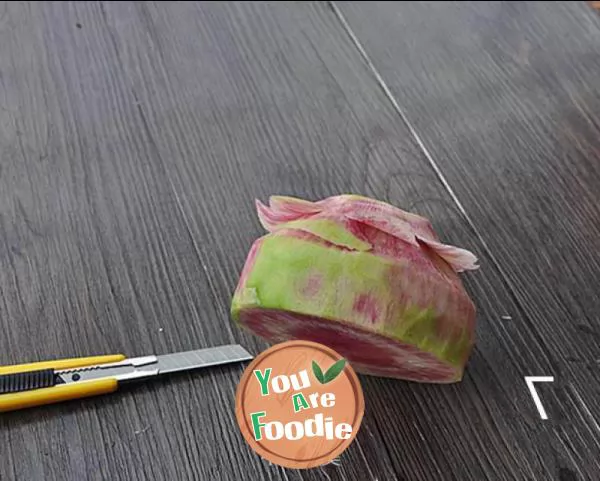 Carve radish flowers to add icing on the cake to your dishes