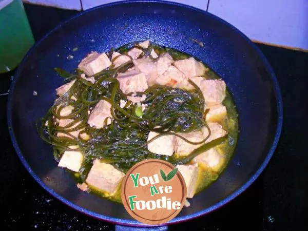 Stewed tofu with kelp in broth