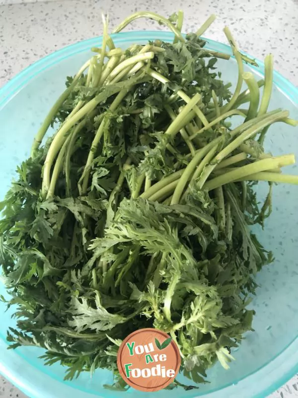 Chrysanthemum in sesame sauce