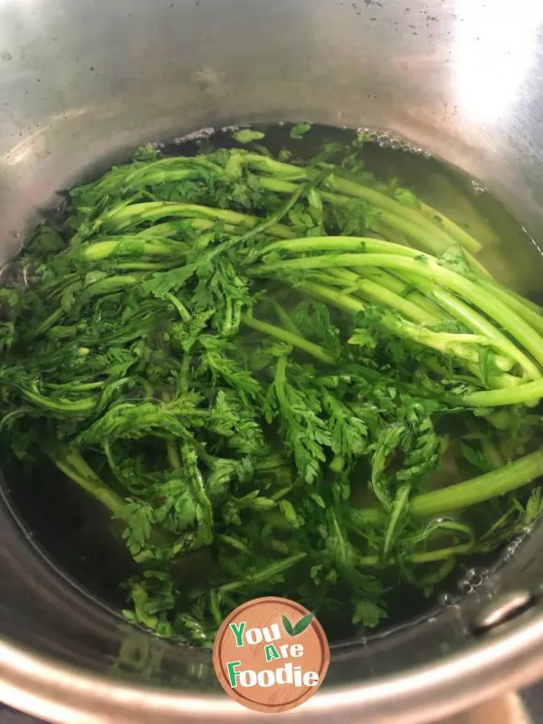 Chrysanthemum in sesame sauce