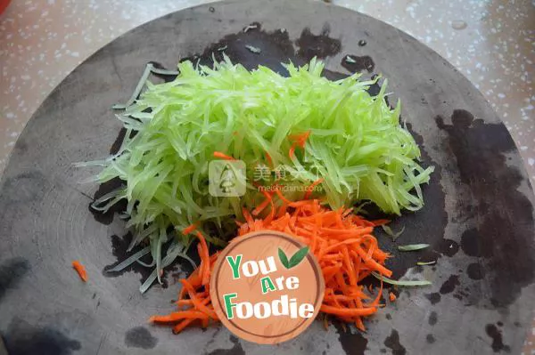 Shredded lettuce in cold sauce