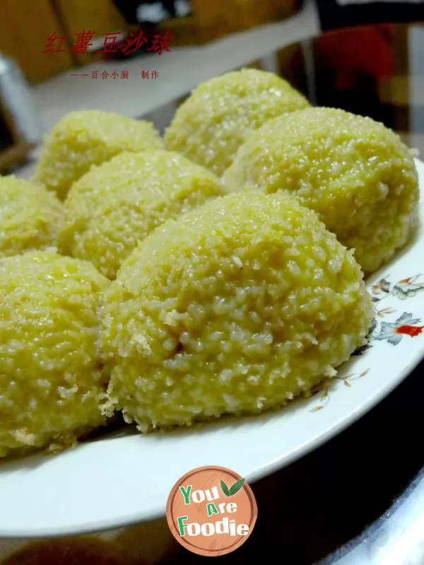 Glutinous rice balls with sweet potato and bean paste