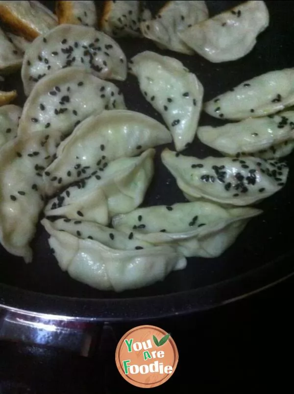 Fried dumplings with vegetable flavor