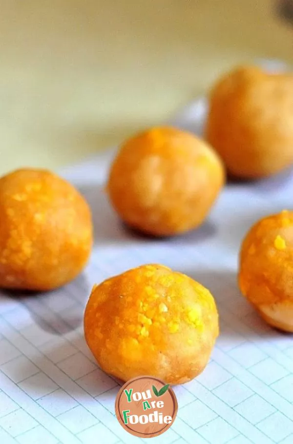 Homemade purple potato pastry moon cakes are loved by husband and children