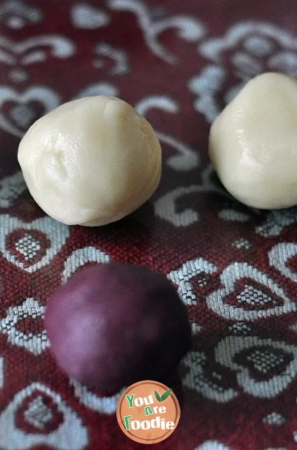 Homemade purple potato pastry moon cakes are loved by husband and children