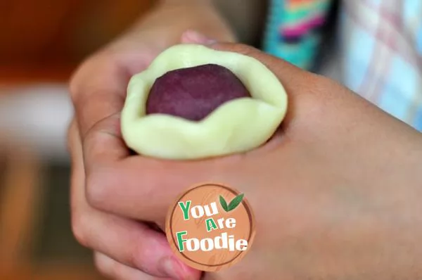 Homemade purple potato pastry moon cakes are loved by husband and children