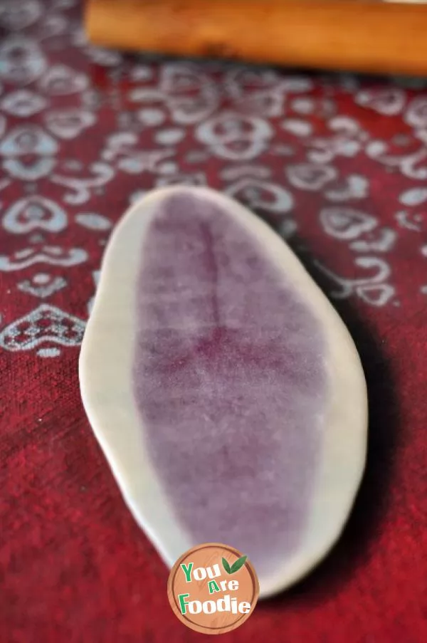 Homemade purple potato pastry moon cakes are loved by husband and children