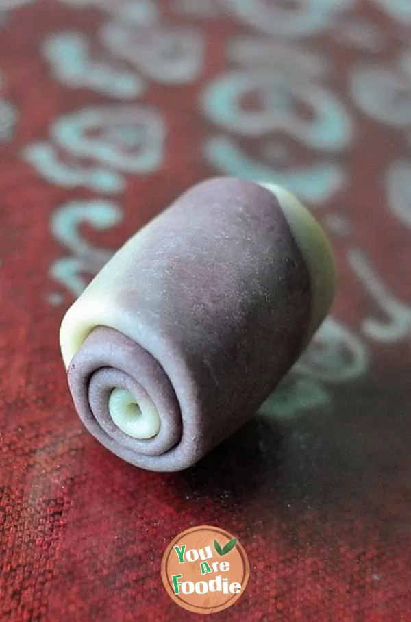 Homemade purple potato pastry moon cakes are loved by husband and children