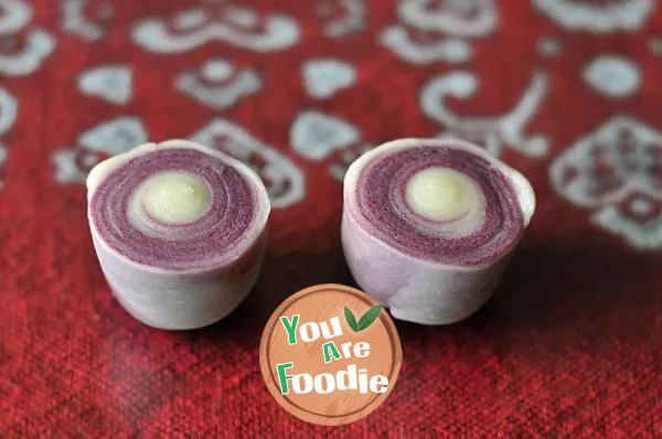 Homemade purple potato pastry moon cakes are loved by husband and children