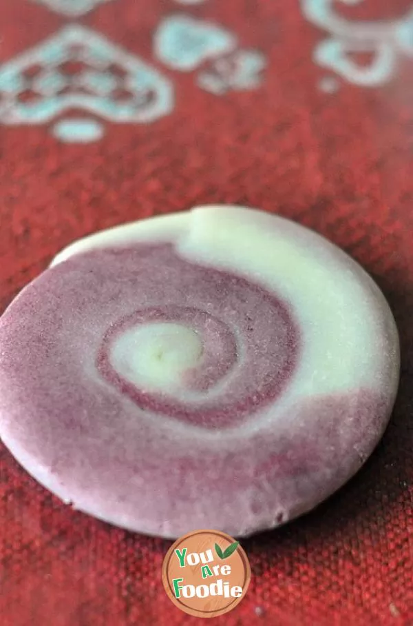 Homemade purple potato pastry moon cakes are loved by husband and children