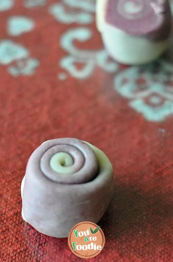 Homemade purple potato pastry moon cakes are loved by husband and children