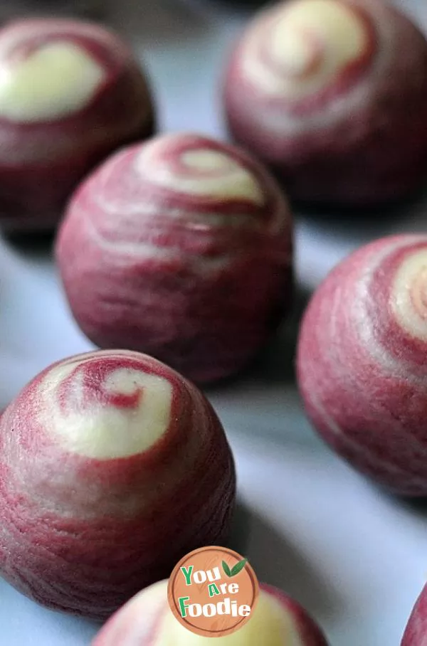 Homemade purple potato pastry moon cakes are loved by husband and children