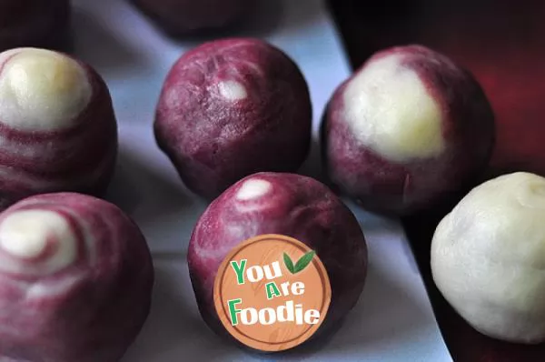 Homemade purple potato pastry moon cakes are loved by husband and children