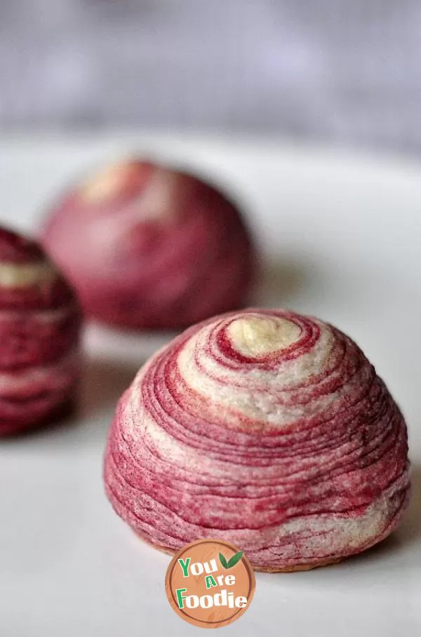 Homemade purple potato pastry moon cakes are loved by husband and children