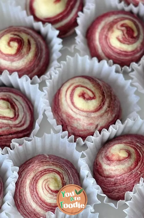 Homemade purple potato pastry moon cakes are loved by husband and children