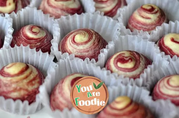 Homemade purple potato pastry moon cakes are loved by husband and children