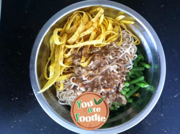 Cold noodles with egg skin and beans