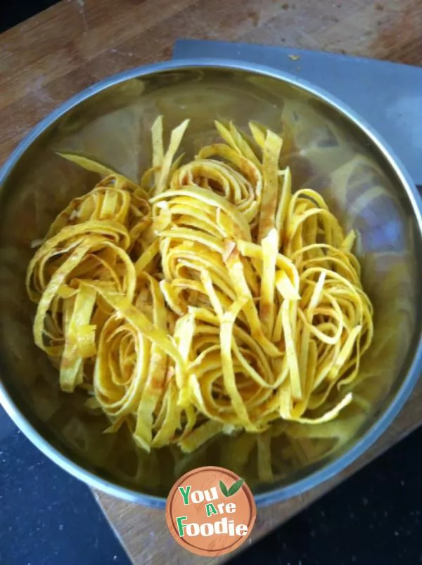 Cold noodles with egg skin and beans