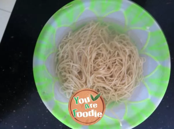 Cold noodles with egg skin and beans