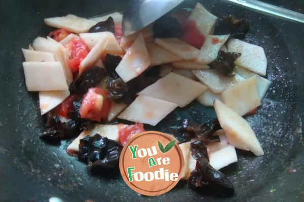 Fried yam with tomato and agaric