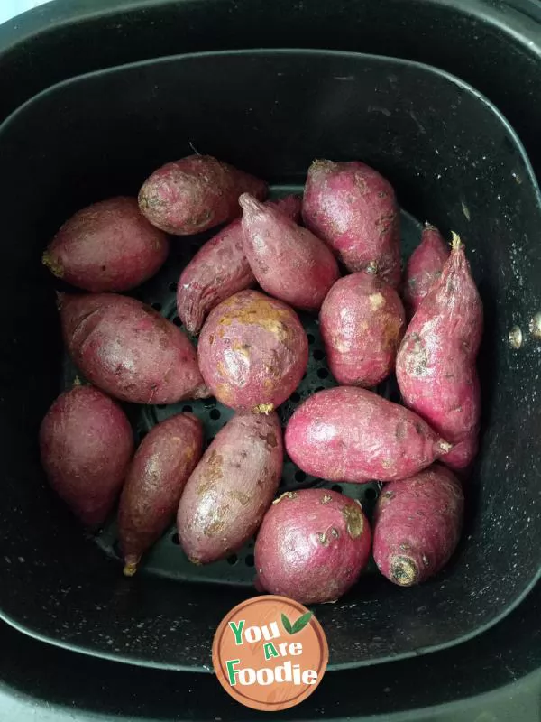 Fried dumplings with purple potato, rose and egg