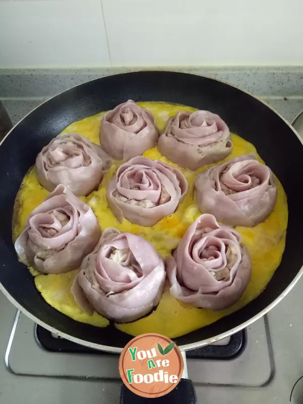 Fried dumplings with purple potato, rose and egg