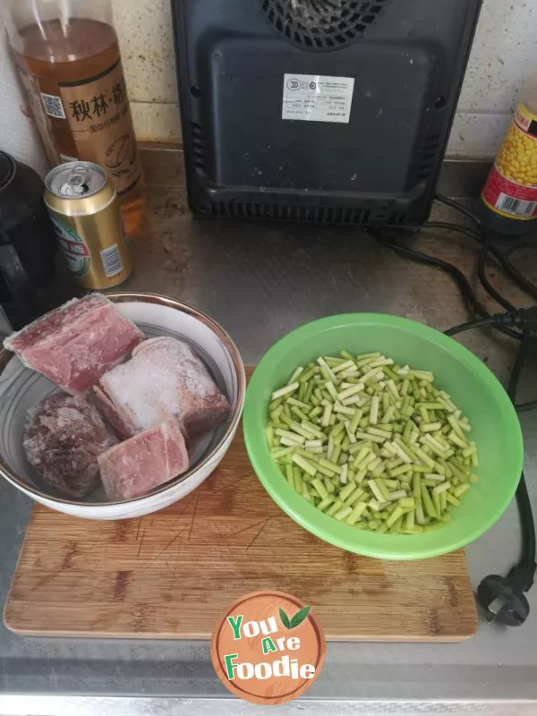 Stir fried pork with garlic sprouts