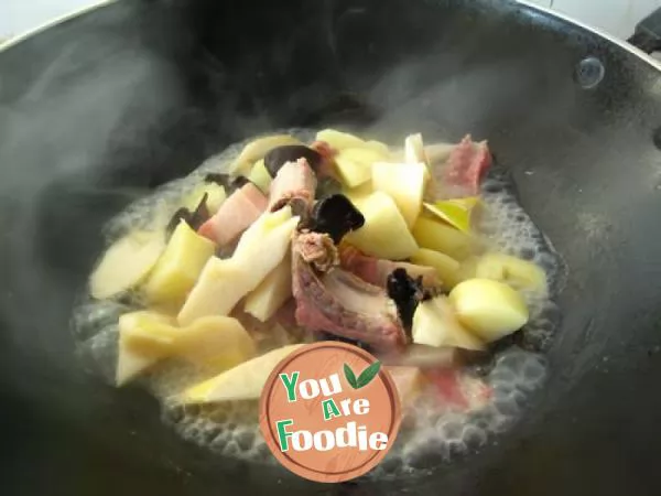 Braised bacon with potato and bamboo shoots