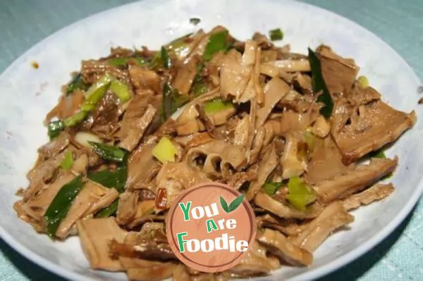 Fried garlic sprouts with dried bamboo shoots