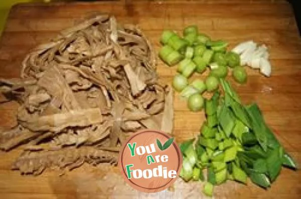 Fried garlic sprouts with dried bamboo shoots