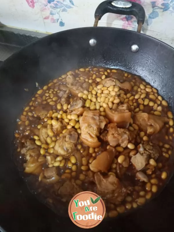 Braised pig feet with soybean