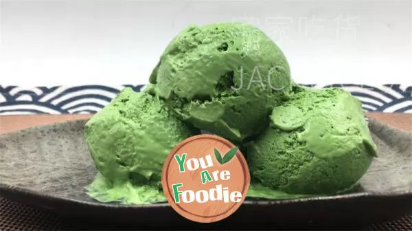 Thick-matcha-ice-cream,-with-a-silky-and-delicate-taste-that-captivates-the-taste-buds-with-its-refreshing-sweetness