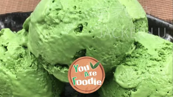 Thick matcha ice cream, with a silky and delicate taste that captivates the taste buds with its refreshing sweetness.