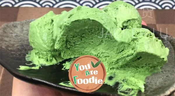 Thick matcha ice cream, with a silky and delicate taste that captivates the taste buds with its refreshing sweetness.