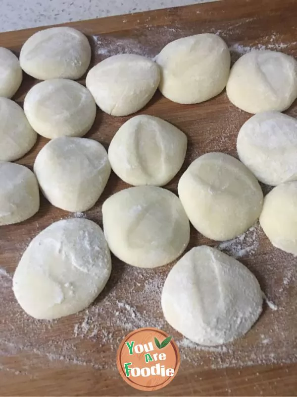 Steamed dumplings with hot noodles