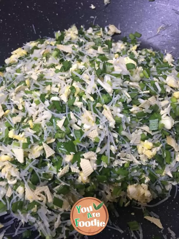 Steamed dumplings with hot noodles