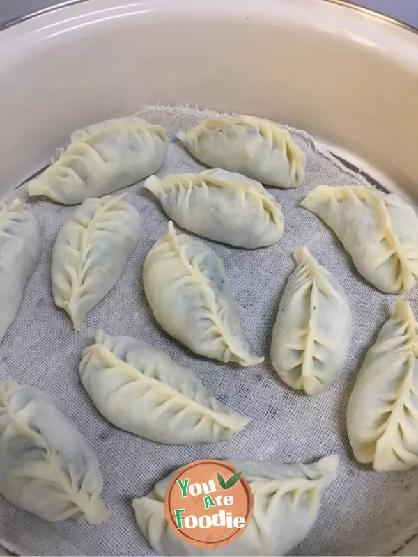 Steamed dumplings with hot noodles