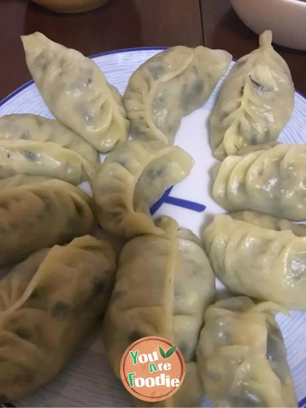 Steamed dumplings with hot noodles