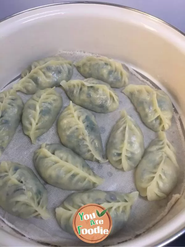 Steamed dumplings with hot noodles