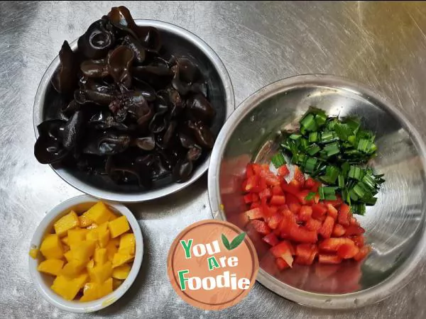 Stir fried black fungus, red pepper and mango