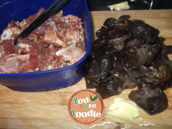 Delicious home style braised spareribs with black fungus