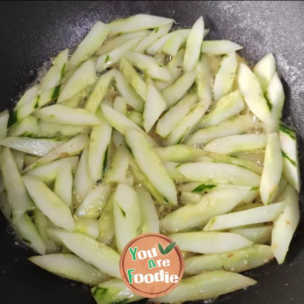 Fried shrimps with cucumber and eggs