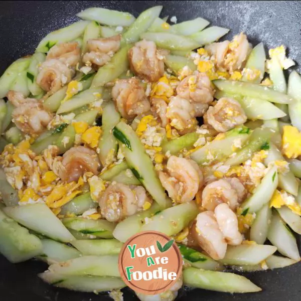 Fried shrimps with cucumber and eggs