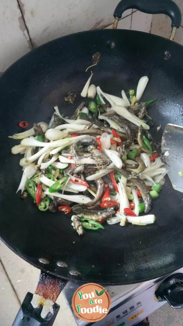 Fried loach with Chinese onion