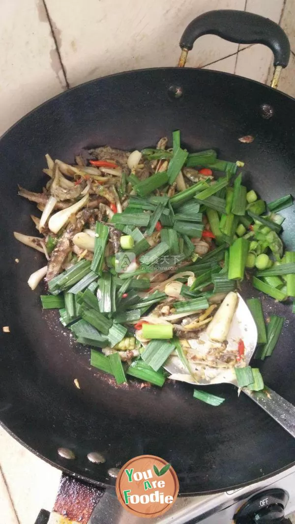 Fried loach with Chinese onion